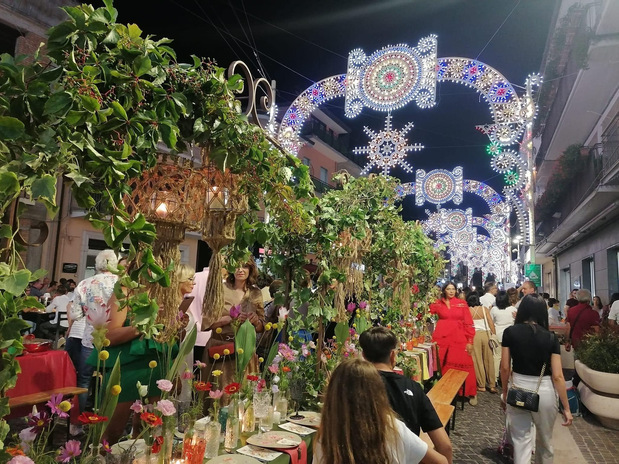 Con la Cena sotto le arcate comincia il Festone