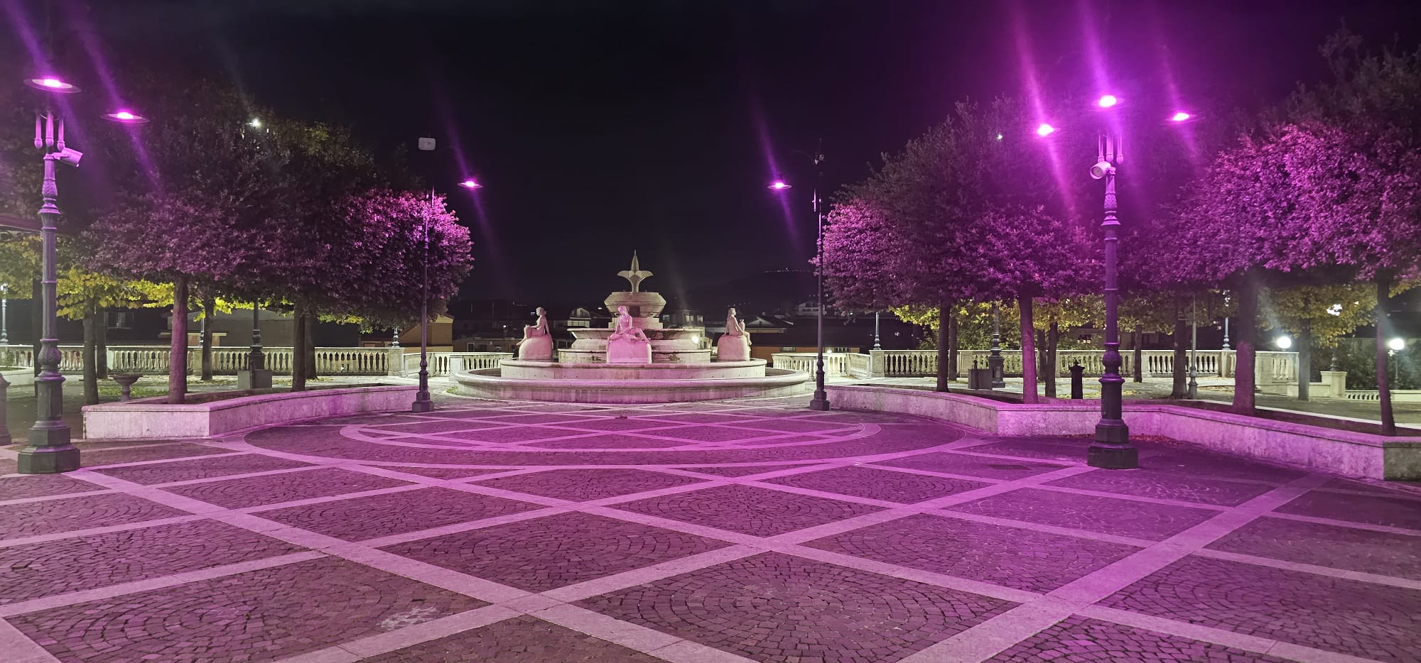  Piazza XVI Marzo si illumina di viola per la Giornata Mondiale della Prematurità