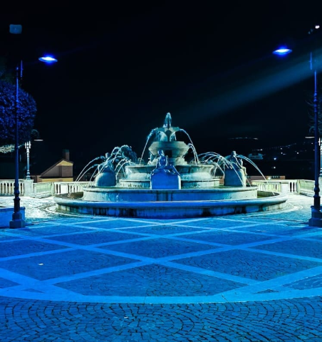 Giornata per la consapevolezza sull'autismo: la fontana s'illumina di blu