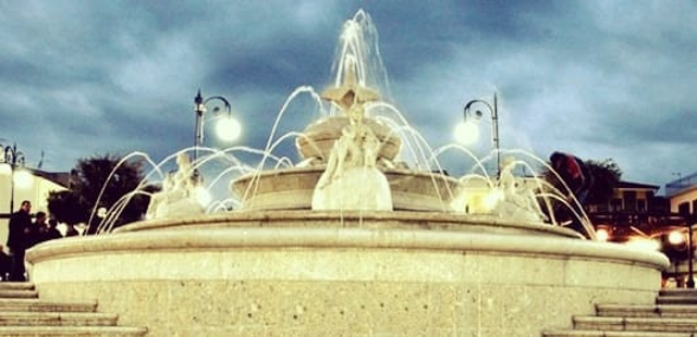 8 Marzo: la Fontana di Piazza XVI Marzo si illumina di giallo